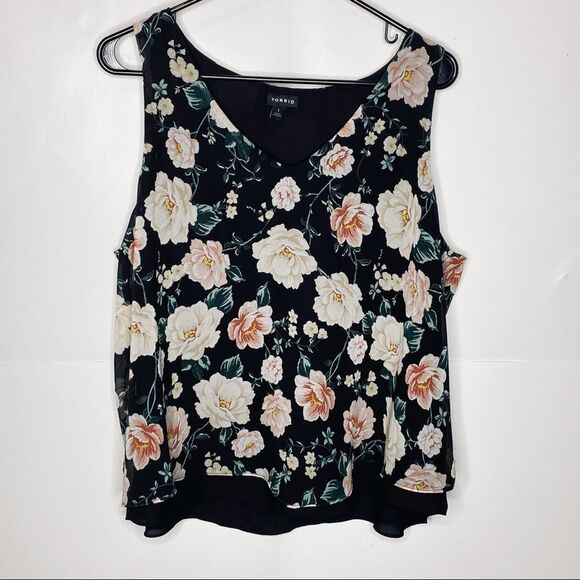 Torrid ruffle hem dark floral blouse 1/1X - Picture 2 of 7